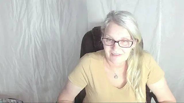 Snapshot of irinamaux chatting on 5, 3, 2025 irinamaux online show from 5, 3, 2025