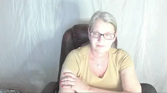 Snapshot of irinamaux chatting on 5, 3, 2025 irinamaux online show from 5, 3, 2025