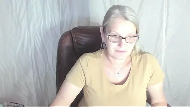 Snapshot of irinamaux chatting on 6, 3, 2025 irinamaux online show from 6, 3, 2025