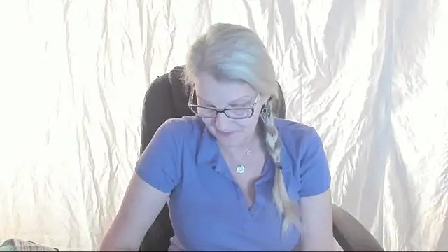 Snapshot of irinamaux chatting on 7, 3, 2025 irinamaux online show from 7, 3, 2025