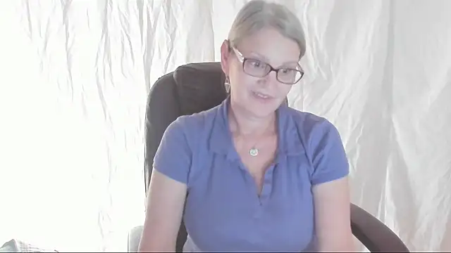 Snapshot of irinamaux chatting on 8, 3, 2025 irinamaux online show from 8, 3, 2025