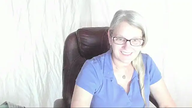 Snapshot of irinamaux chatting on 8, 3, 2025 irinamaux online show from 8, 3, 2025
