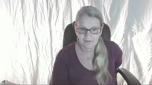 Snapshot of irinamaux chatting on 9, 3, 2025 irinamaux online show from 9, 3, 2025