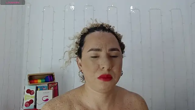 Snapshot of SofiaMadisson chatting on 4, 1, 2025 SofiaMadisson online show from 4, 1, 2025