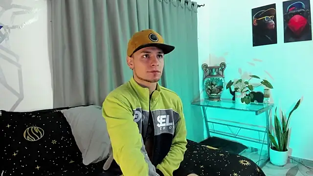 Snapshot of Aron-santoro chatting on 6, 12, 2024 Aron-santoro online show from 6, 12, 2024