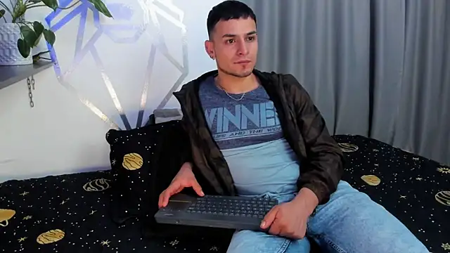 Snapshot of Aron-santoro chatting on 15, 12, 2024 Aron-santoro online show from 15, 12, 2024