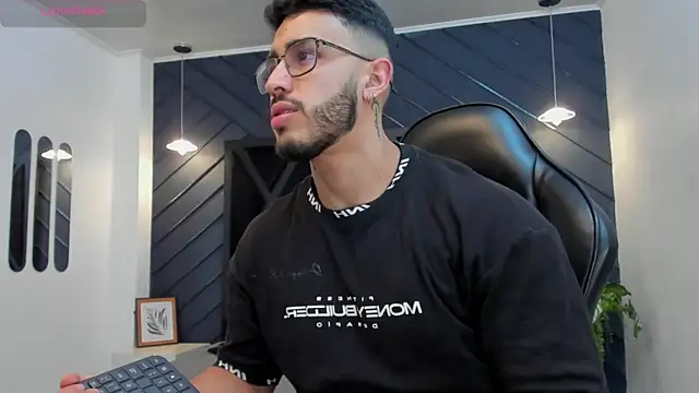 Snapshot of Liam_Kleiin chatting on 31, 10, 2025 Liam Kleiin online show from 31, 10, 2025