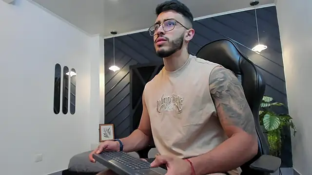 Snapshot of Liam_Kleiin chatting on 2, 11, 2025 Liam Kleiin online show from 2, 11, 2025