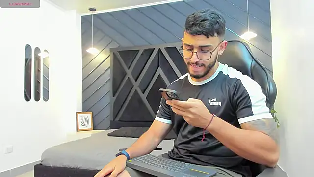 Snapshot of Liam_Kleiin chatting on 4, 11, 2025 Liam Kleiin online show from 4, 11, 2025