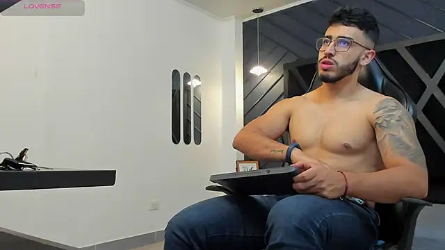 Snapshot of Liam_Kleiin chatting on 8, 11, 2025 Liam Kleiin online show from 8, 11, 2025