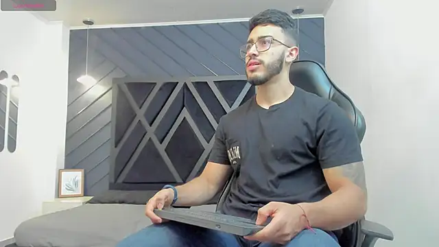 Snapshot of Liam_Kleiin chatting on 13, 11, 2025 Liam Kleiin online show from 13, 11, 2025