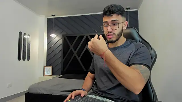 Snapshot of Liam_Kleiin chatting on 18, 11, 2025 Liam Kleiin online show from 18, 11, 2025