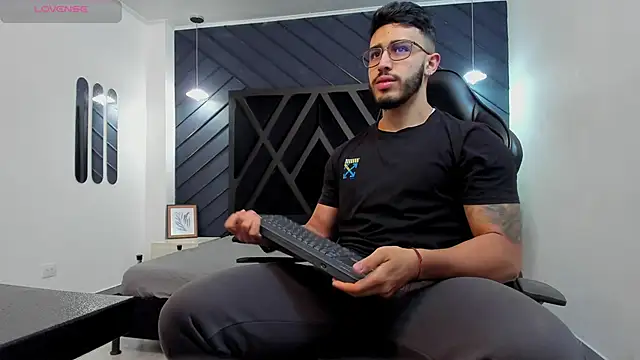 Snapshot of Liam_Kleiin chatting on 19, 11, 2025 Liam Kleiin online show from 19, 11, 2025