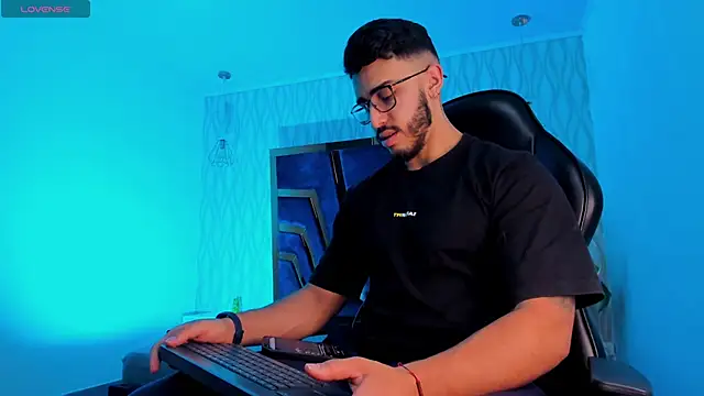 Snapshot of Liam_Kleiin chatting on 27, 11, 2025 Liam Kleiin online show from 27, 11, 2025