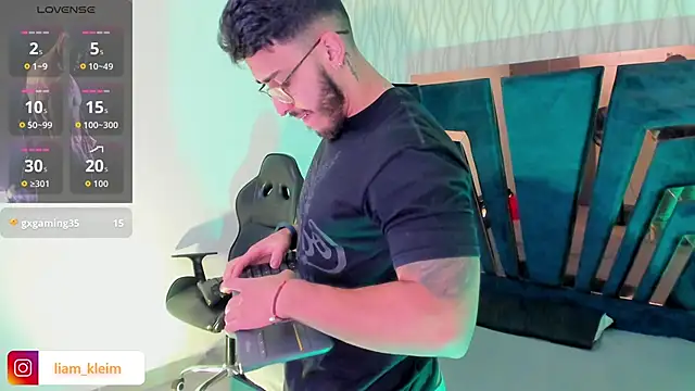 Snapshot of Liam_Kleiin chatting on 2, 12, 2025 Liam Kleiin online show from 2, 12, 2025