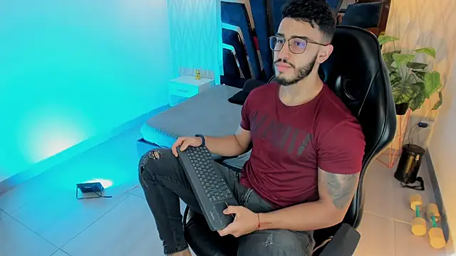 Snapshot of Liam_Kleiin chatting on 3, 12, 2025 Liam Kleiin online show from 3, 12, 2025