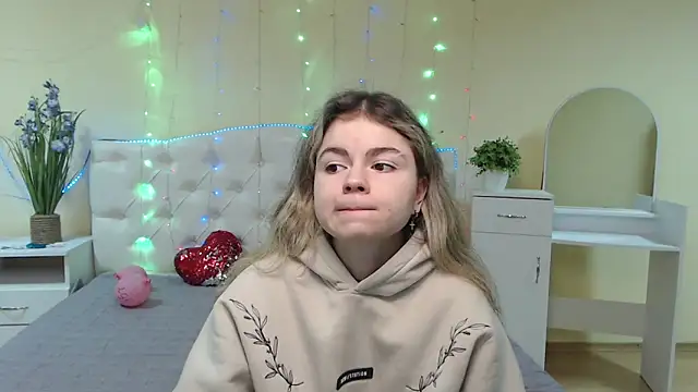 TinaRedly online show from 2, 2, 2025