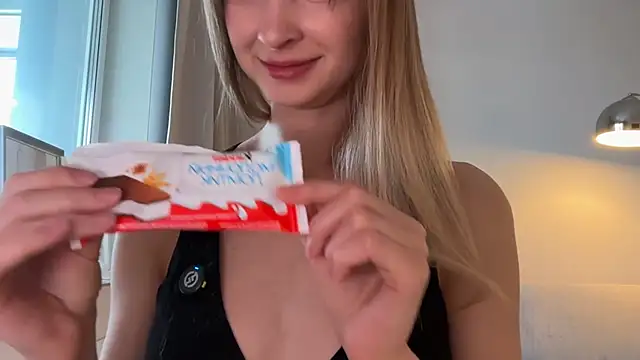 Snapshot of hereandnows_ chatting on 5, 12, 2025 hereandnows online show from 5, 12, 2025