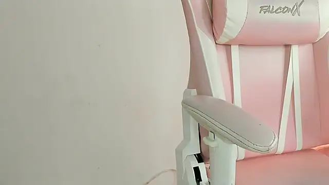 YenniferCurly online show from 4, 1, 2025