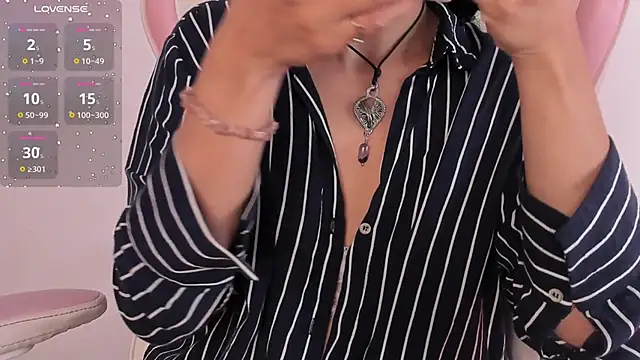 YenniferCurly online show from 5, 1, 2025