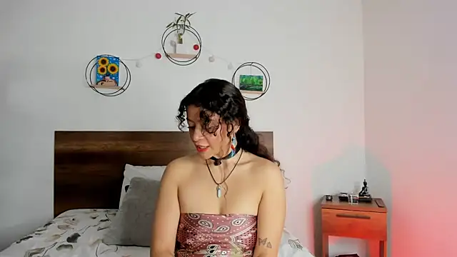 YenniferCurly online show from 10, 1, 2025