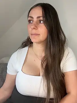 Snapshot of Loella-Rose chatting on 9, 6, 2026 Loella-Rose online show from 9, 6, 2026
