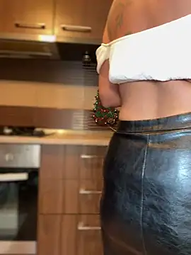 Hotmomcheckk  online show from 25, 1, 2025