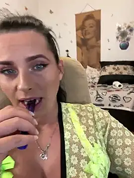 Hotmomcheckk  online show from 17, 3, 2025