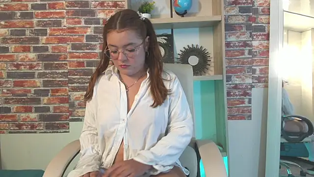 Snapshot of maddy066 chatting on 19, 11, 2025 maddy066 online show from 19, 11, 2025