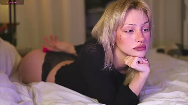 Snapshot of BabeHolly chatting on 28, 10, 2025 BabeHolly online show from 28, 10, 2025