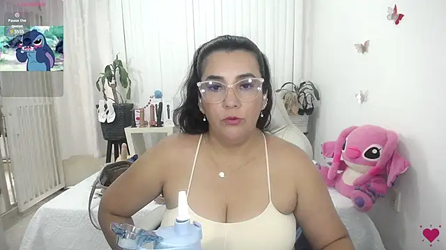 Snapshot of mom_hot__ chatting on 6, 7, 2026 mom hot online show from 6, 7, 2026