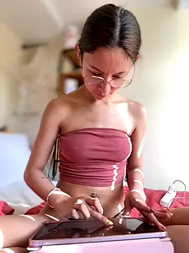 Snapshot of Bonniepark chatting on 4, 11, 2025 Bonniepark online show from 4, 11, 2025