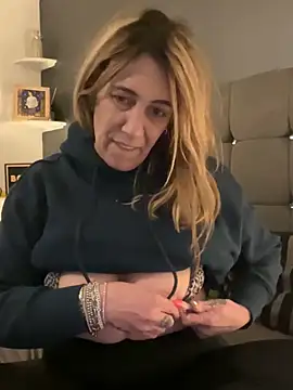 Snapshot of blondebitch2 chatting on 31, 1, 2025 blondebitch2 online show from 31, 1, 2025