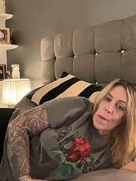 Snapshot of blondebitch2 chatting on 2, 2, 2025 blondebitch2 online show from 2, 2, 2025