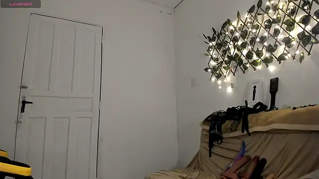 Snapshot of Chica_hot_dirty chatting on 17, 12, 2024 Chica hot dirty online show from 17, 12, 2024