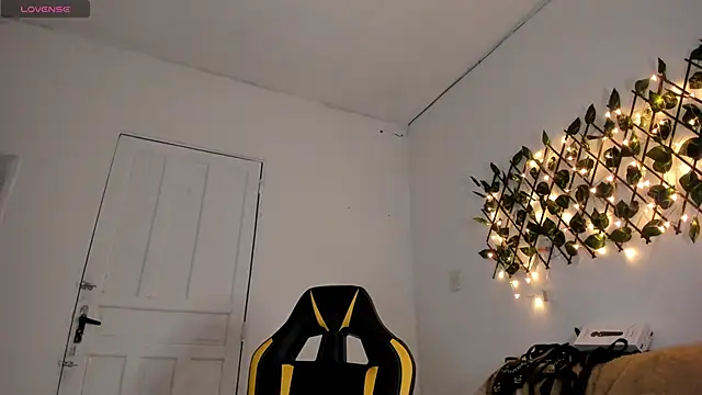 Snapshot of Chica_hot_dirty chatting on 6, 1, 2025 Chica hot dirty online show from 6, 1, 2025