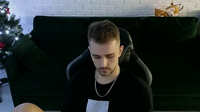 Snapshot of Larstar01 chatting on 20, 12, 2024 Larstar01 online show from 20, 12, 2024