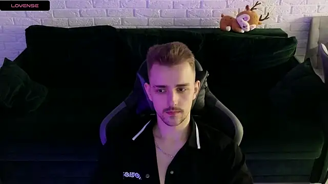 Snapshot of Larstar01 chatting on 8, 1, 2025 Larstar01 online show from 8, 1, 2025