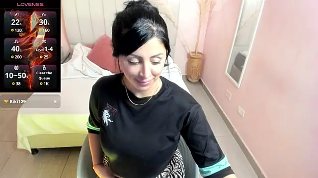 Snapshot of tiffani__love chatting on 4, 1, 2025 tiffani  love online show from 4, 1, 2025