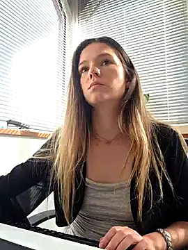 lucie mehott online show from 10, 4, 2026