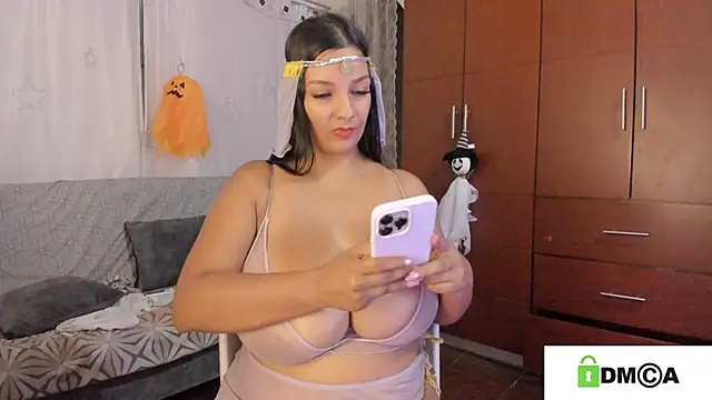 Snapshot of loreth_J chatting on 8, 10, 2025 loreth J online show from 8, 10, 2025