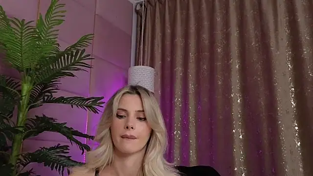 Snapshot of Elliblue chatting on 18, 10, 2025 Elliblue online show from 18, 10, 2025