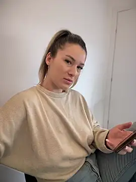 HotXMom online show from 21, 2, 2025