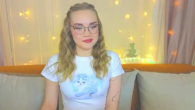 Snapshot of Aurora_Golden1 chatting on 11, 2, 2025 Aurora Golden1 online show from 11, 2, 2025