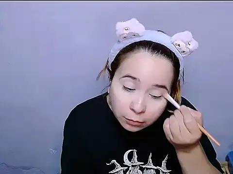 Snapshot of SubLayla01 chatting on 13, 11, 2025 SubLayla01 online show from 13, 11, 2025