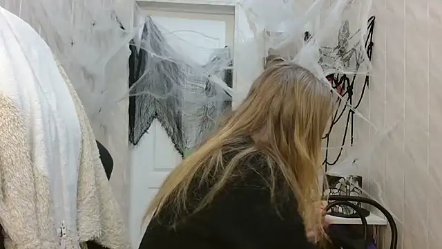 Snapshot of ElenaMaeer chatting on 31, 10, 2025 ElenaMaeer online show from 31, 10, 2025