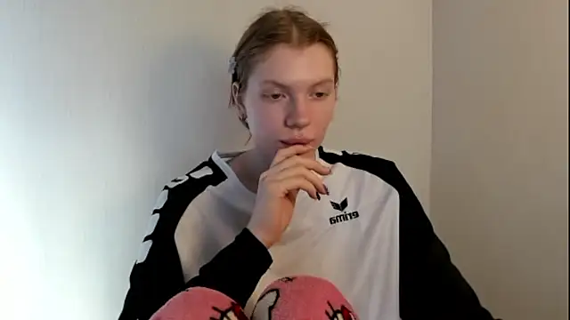 Snapshot of StellaDavis chatting on 3, 11, 2025 StellaDavis online show from 3, 11, 2025