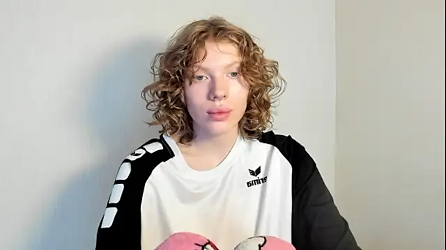 Snapshot of StellaDavis chatting on 4, 11, 2025 StellaDavis online show from 4, 11, 2025