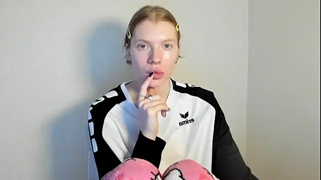 Snapshot of StellaDavis chatting on 6, 11, 2025 StellaDavis online show from 6, 11, 2025