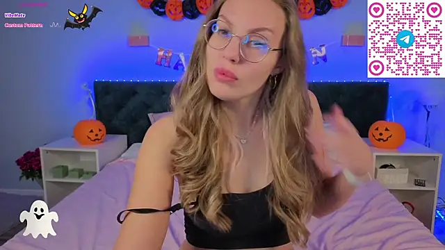 Snapshot of Kelly_Hardy chatting on 31, 10, 2025 Kelly Hardy online show from 31, 10, 2025